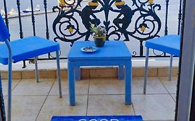 Σπίτι με σοφίτα μπροστά σε παραλία